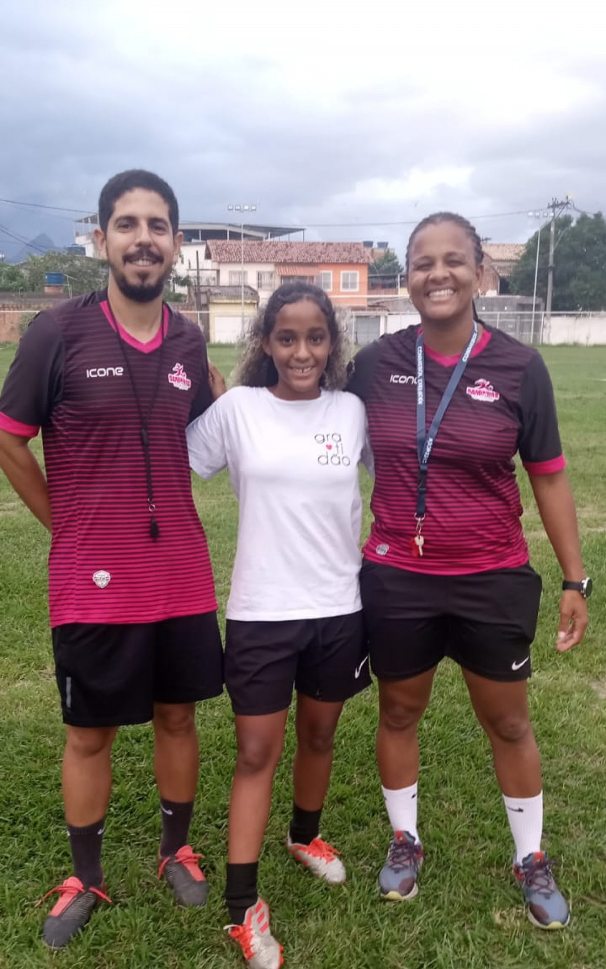 Agatha Rocha (centro), Com o treinador do sub 11 Rena Sias e a coordenadora geral e treinadora do sub 13 Joice Barros