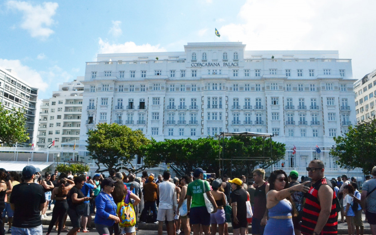 RJ - MÚSICA/LADY GAGA/RIO/FÃS - GERAL
RJ - MÚSICA/LADY GAGA/RIO/FÃS - GERAL - Fãs da cantora Lady Gaga se concentram em frente ao hotel Copacabana Palace, onde a cantora está hospedada, na Praia de Copacabana, na zona sul do Rio de Janeiro, nesta quinta-feira (1). A popstar se apresenta em palco montado na Praia de Copacabana no próximo sábado (3).
 
Foto: PAULO CARNEIRO/ATO PRESS/ESTADÃO CONTEÚDO
ATO20250501033 - 01/05/2025 - 13:56