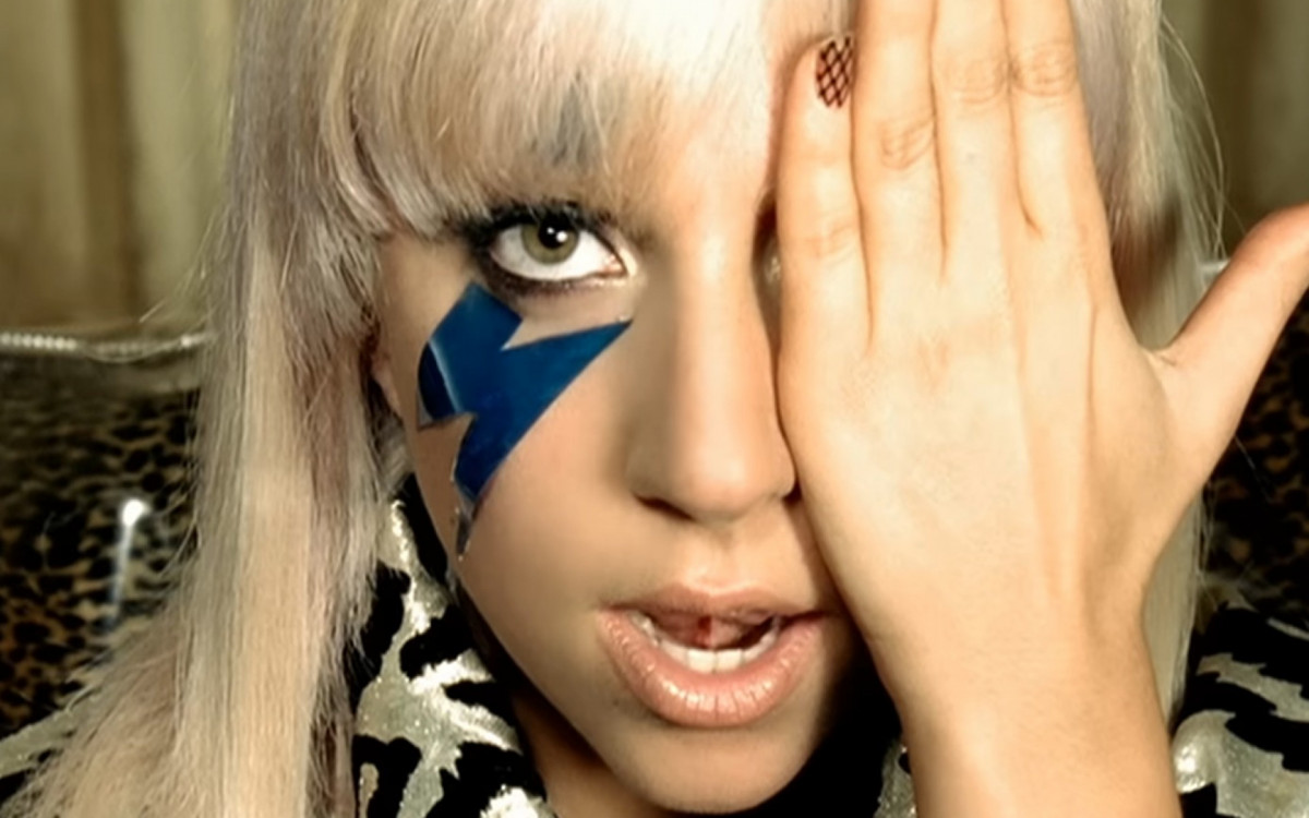 Lady Gaga coleciona looks e makes icônicos ao longo da carreira