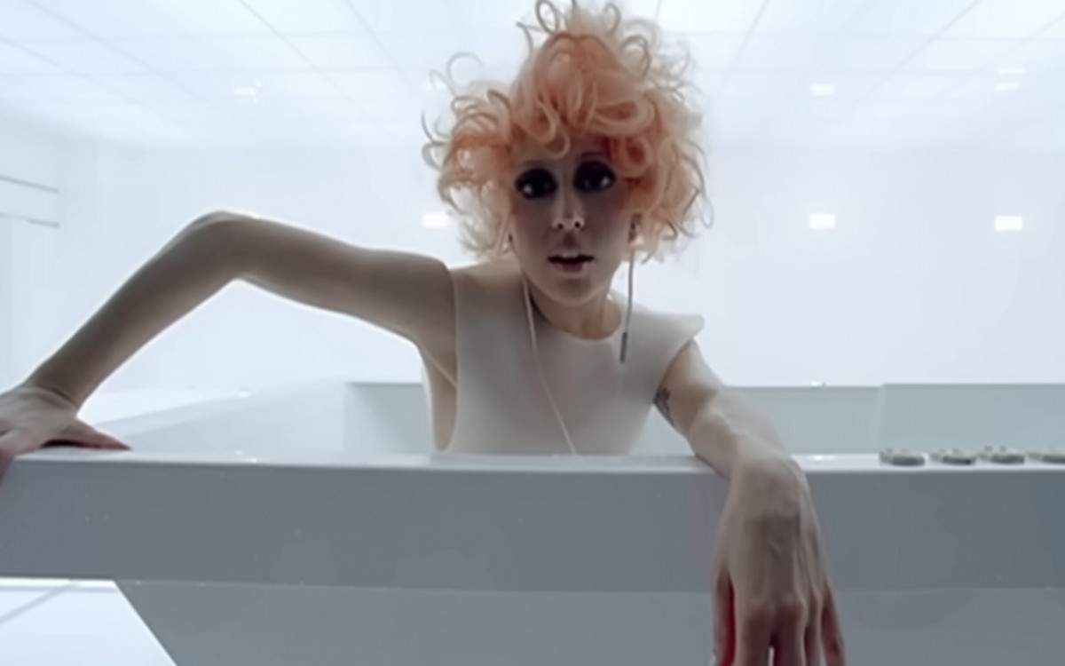 Lady Gaga coleciona looks e makes icônicos ao longo da carreira