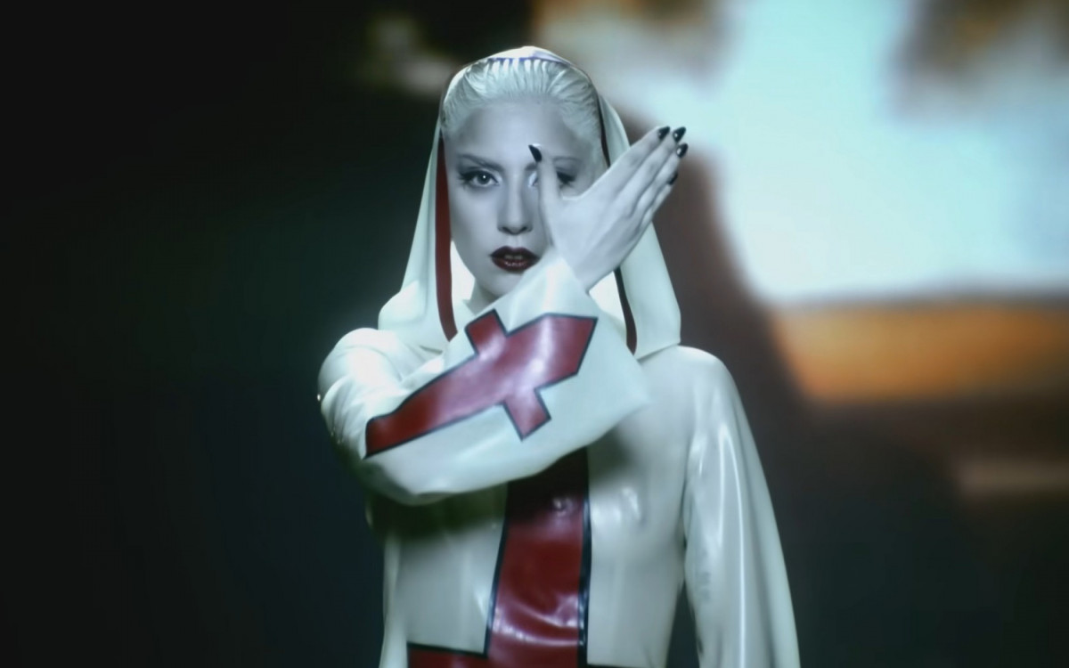 Lady Gaga coleciona looks e makes icônicos ao longo da carreira