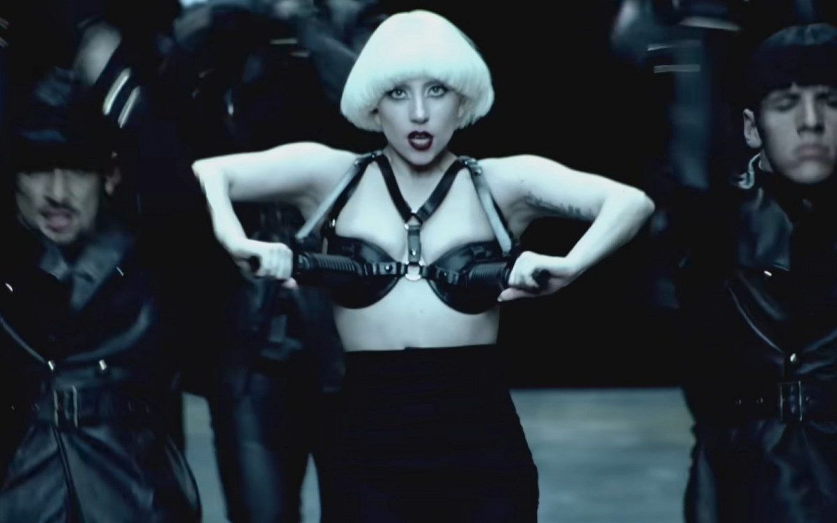 Lady Gaga coleciona looks e makes icônicos ao longo da carreira