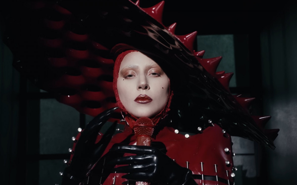 Lady Gaga coleciona looks e makes icônicos ao longo da carreira