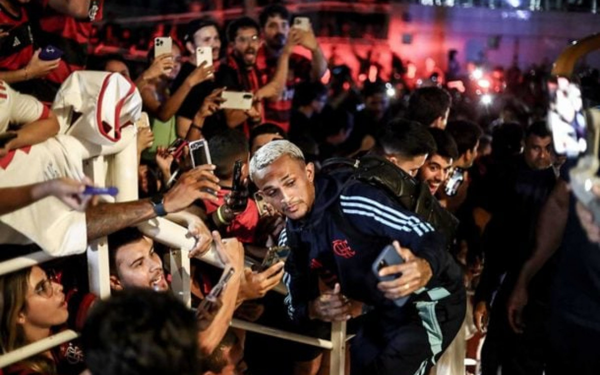 Flamengo chega a S&atilde;o Lu&iacute;s com festa da torcida durante a madrugada
