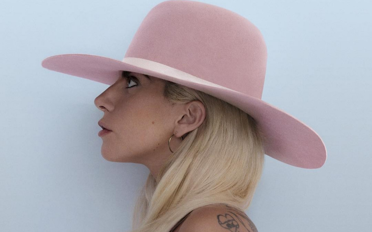 Lady Gaga coleciona looks e makes icônicos ao longo da carreira