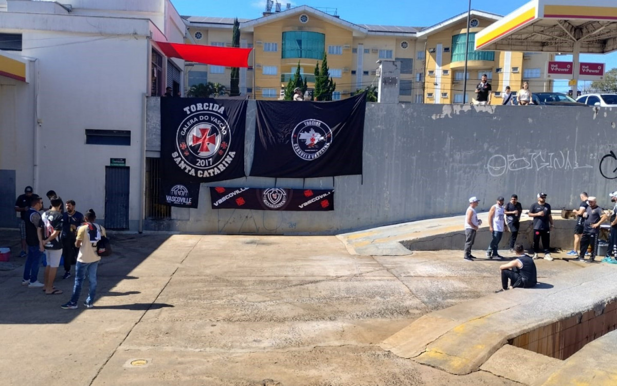 Torcedores do Vasco no Germano Kr&uuml;ger opinam sobre Diniz ao J10