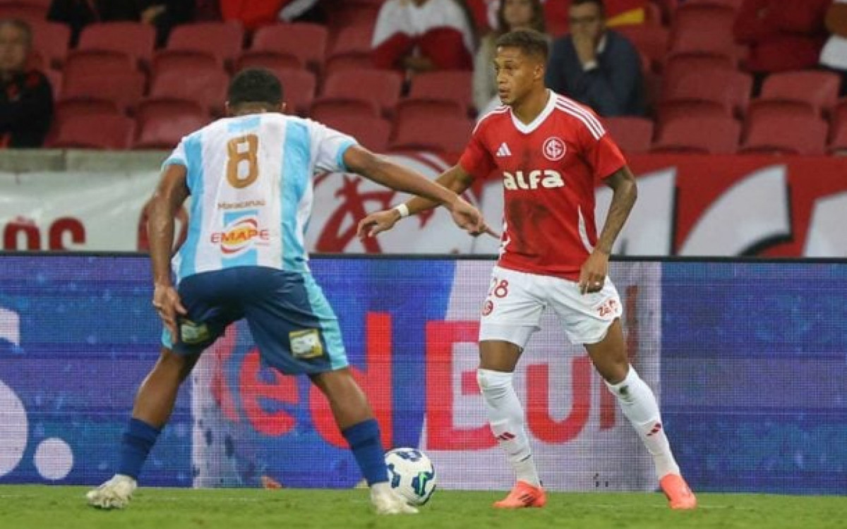 Vitinho fratura a m&atilde;o e vira mais um desfalque no ataque do Inter