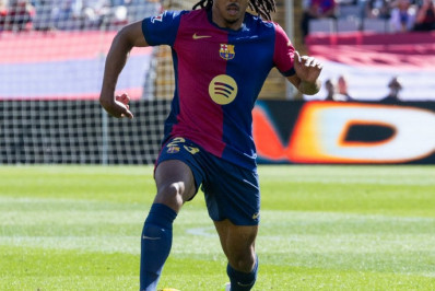 Lateral do Barcelona sofre lesão na coxa e pode desfalcar o time por até três semanas