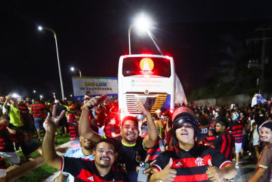 Vídeo: veja a festa da torcida para receber o Flamengo de madrugada no Maranhão