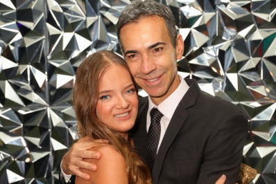 César Tralli se emociona com a enteada Rafaella durante a festa de Roberto Justus