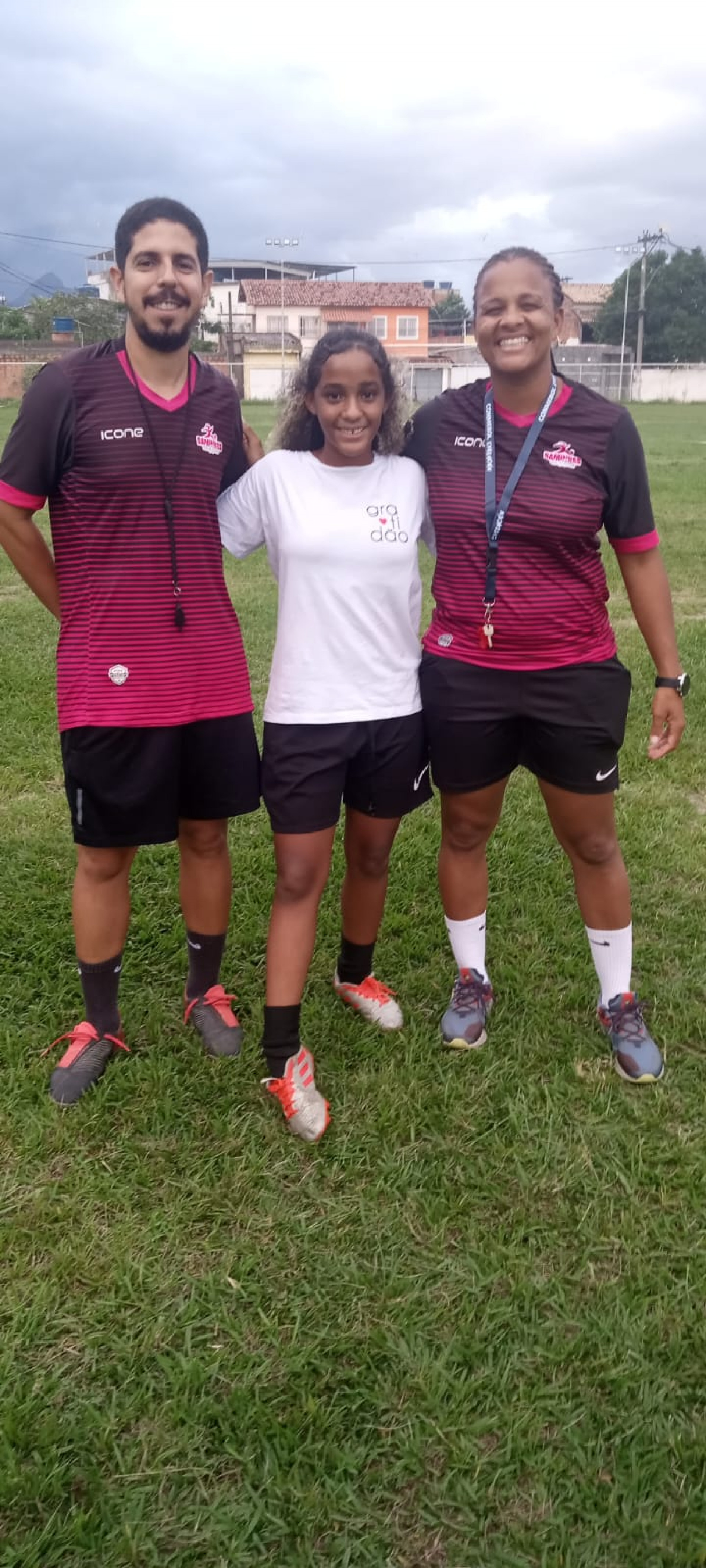 Agatha Rocha (centro), Com o treinador do sub 11 Rena Sias e a coordenadora geral e treinadora do sub 13 Joice Barros - Divulga&ccedil;&atilde;o