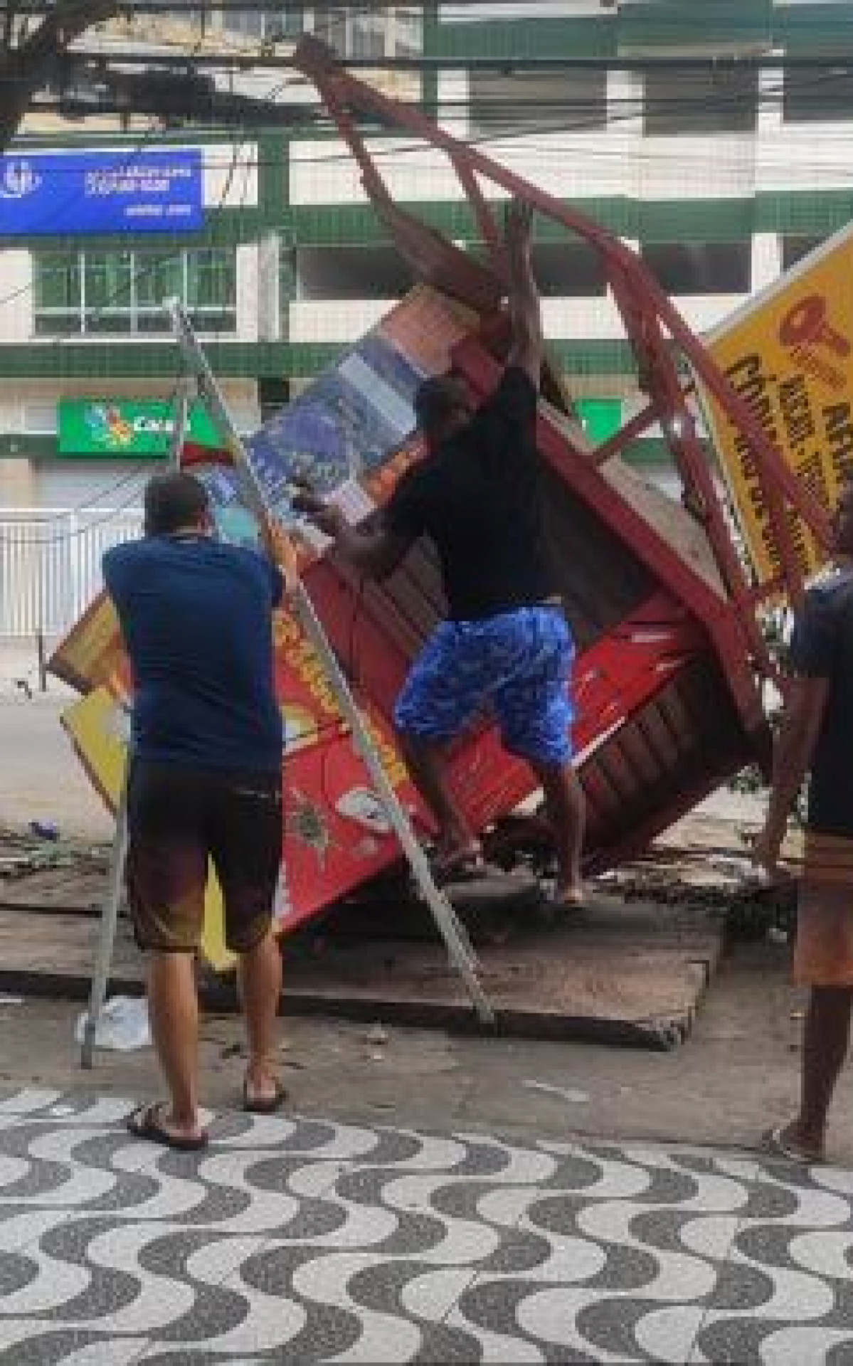 O quiosque ficou completamente destruído após o acidente - Ana Fernanda Freire