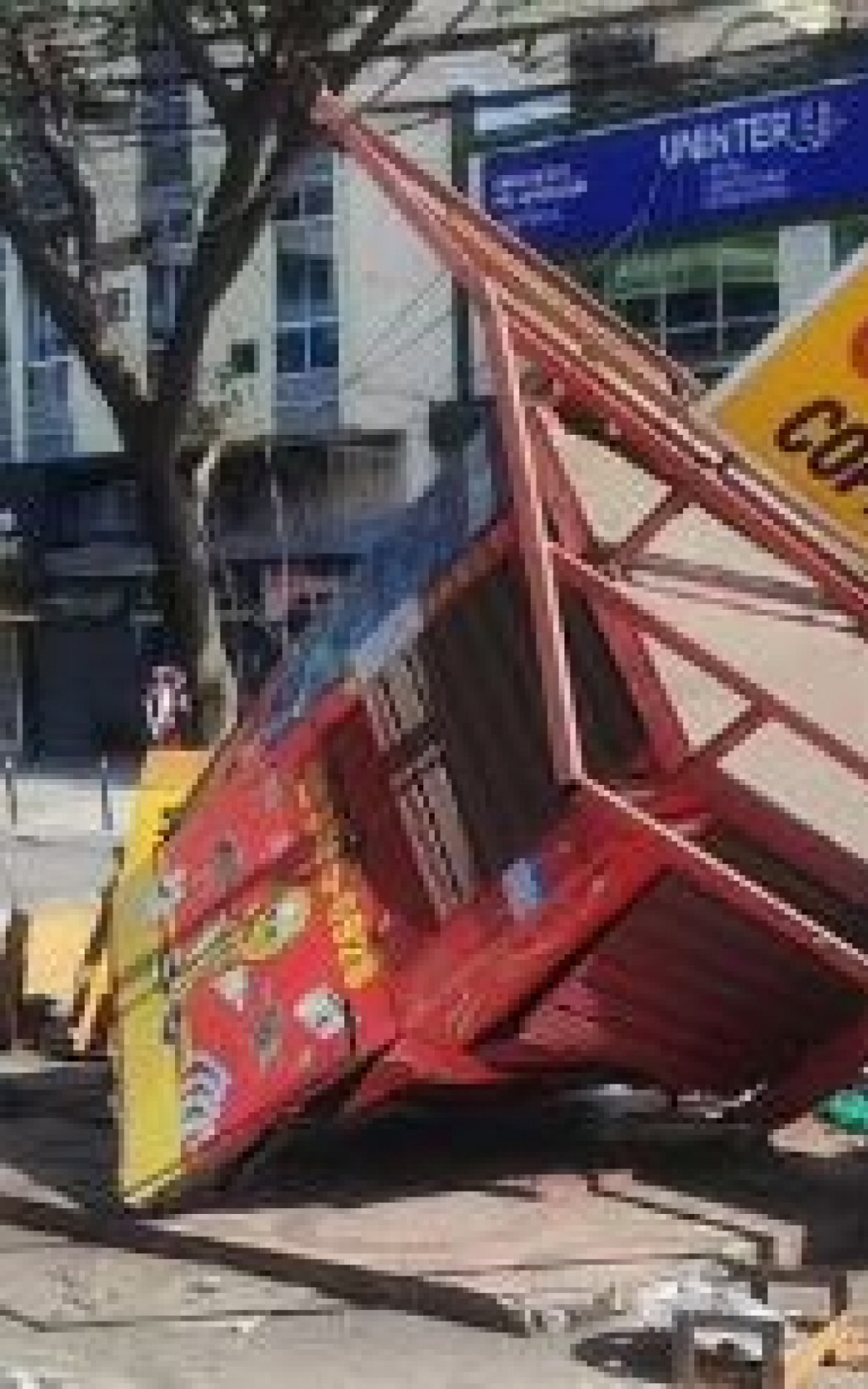 O quiosque ficou completamente destruído após o acidente - Ana Fernanda Freire