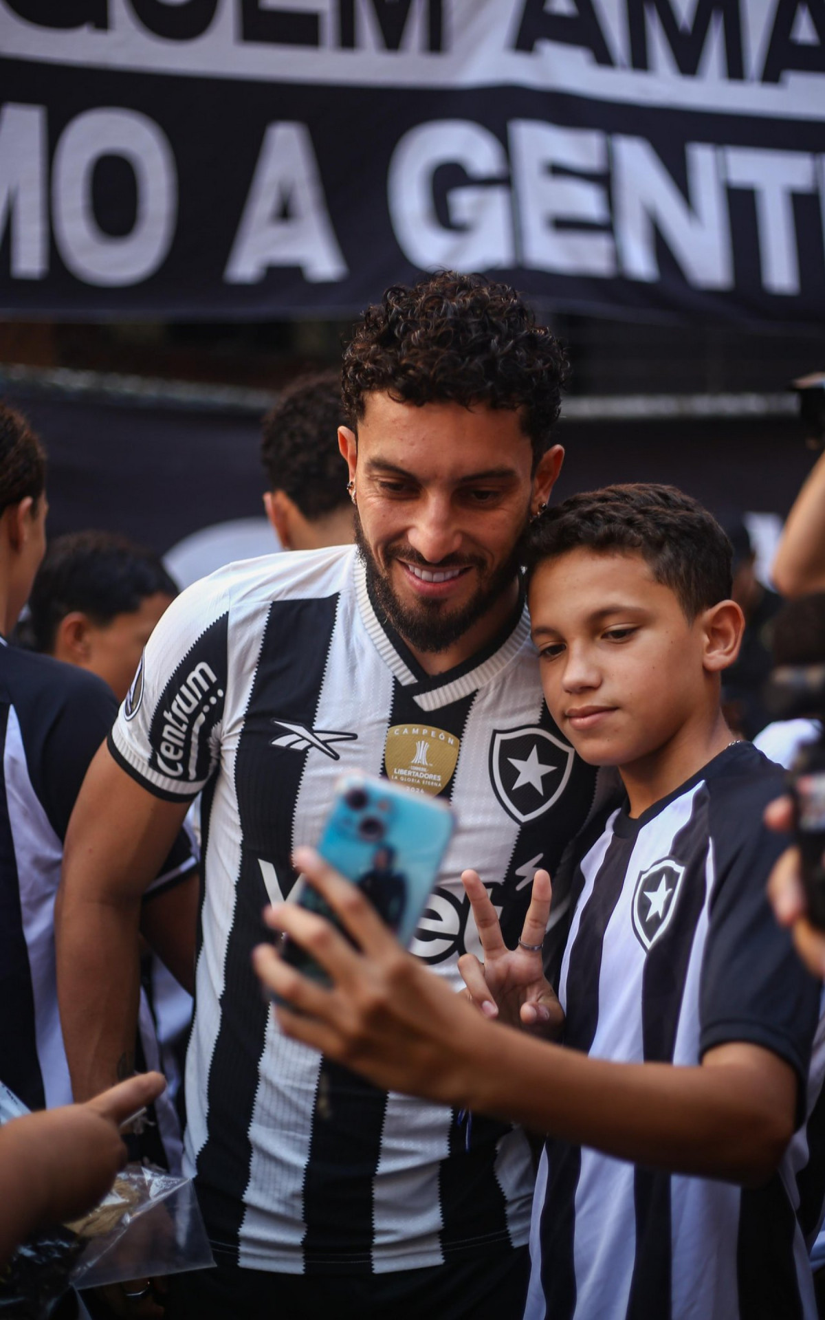 Alex Telles tira foto com torcedor do Botafogo
