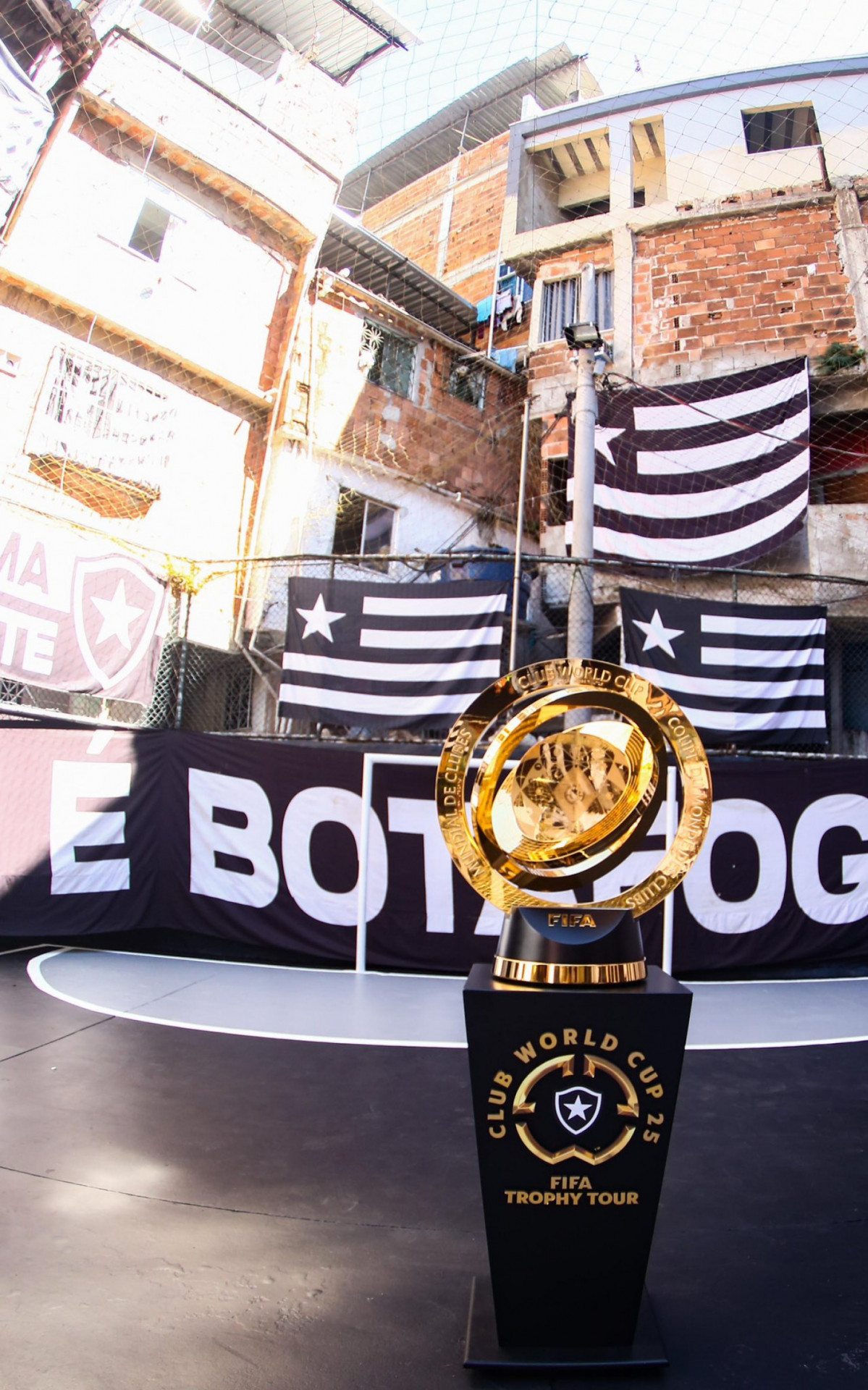 A taça do Mundial de 2025 exposta na comunidade Tavares Bastos