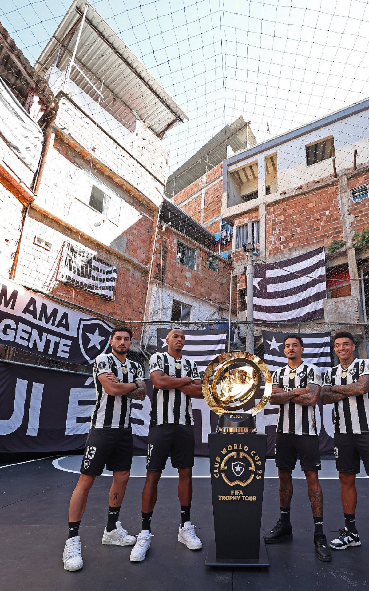Jogadores do Botafogo posam ao lado da taça do Mundial