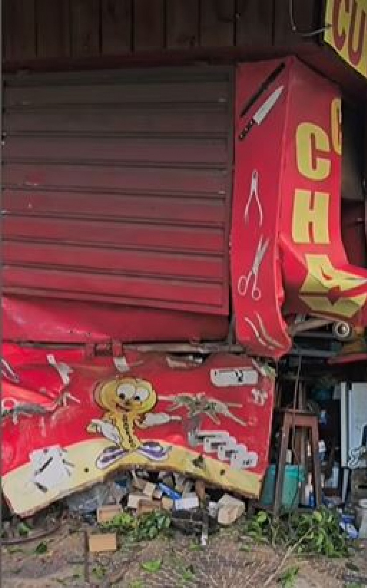 O quiosque ficou destruído após colisão - Rede Social