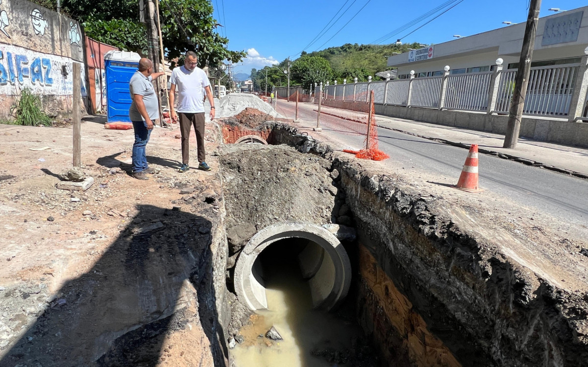 O prefeito Márcio Canella acompanhou o mutirão, que melhorou as galerias pluviais da Automóvel Clube