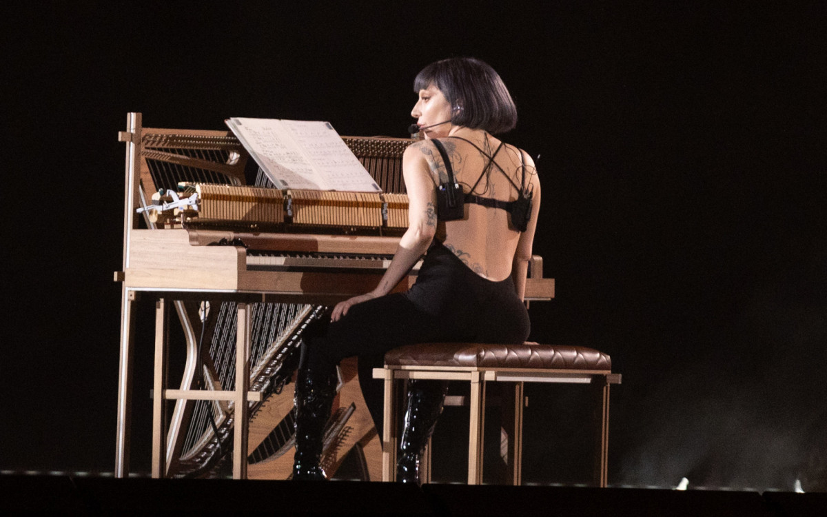 Lady Gaga tocou uma música ao piano durante o ensaio