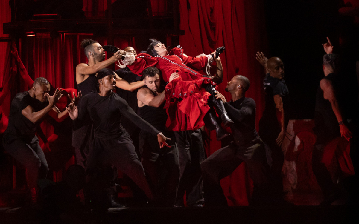 Lady Gaga usou um modelito vermelho em determinado ponto do ensaio para o delírio dos fãs