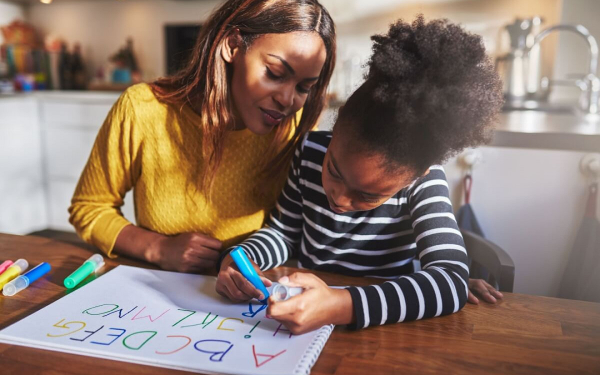 O apoio da fam&iacute;lia mant&eacute;m as crian&ccedil;as motivadas e comprometidas com o processo de alfabetiza&ccedil;&atilde;o (Imagem: Ground Picture | Shutterstock) 