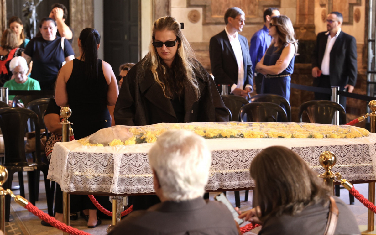 Cantora Alice Caymmi, sobrinha de Nana, prestou &uacute;ltima homenagem