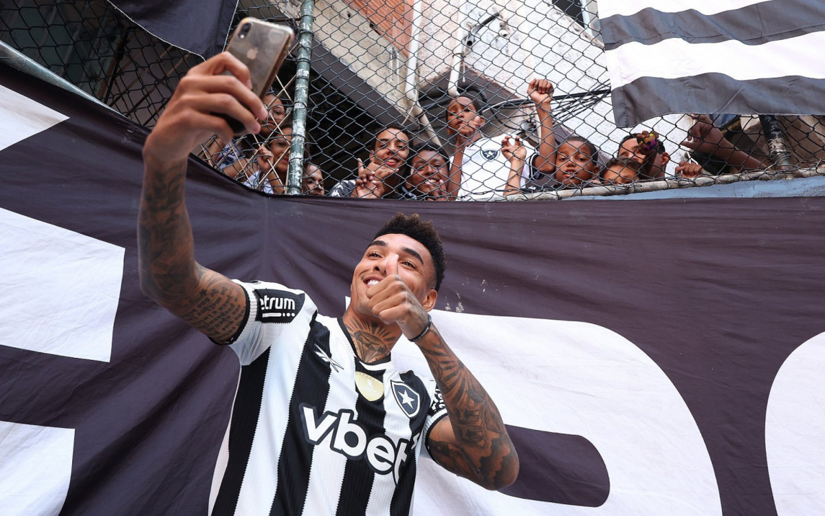 Igor Jesus tira foto com torcedores do Botafogo