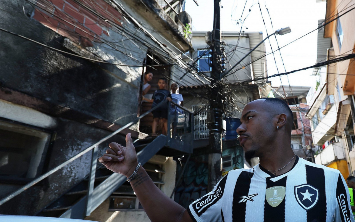 Marlon Freitas cumprimenta moradores da comunidade Tavares Bastos