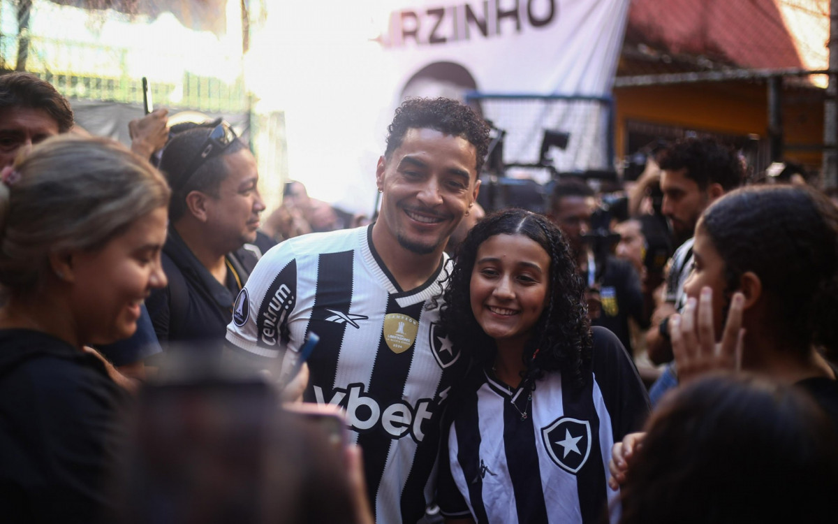 Gregore posa para a foto com torcedora do Botafogo
