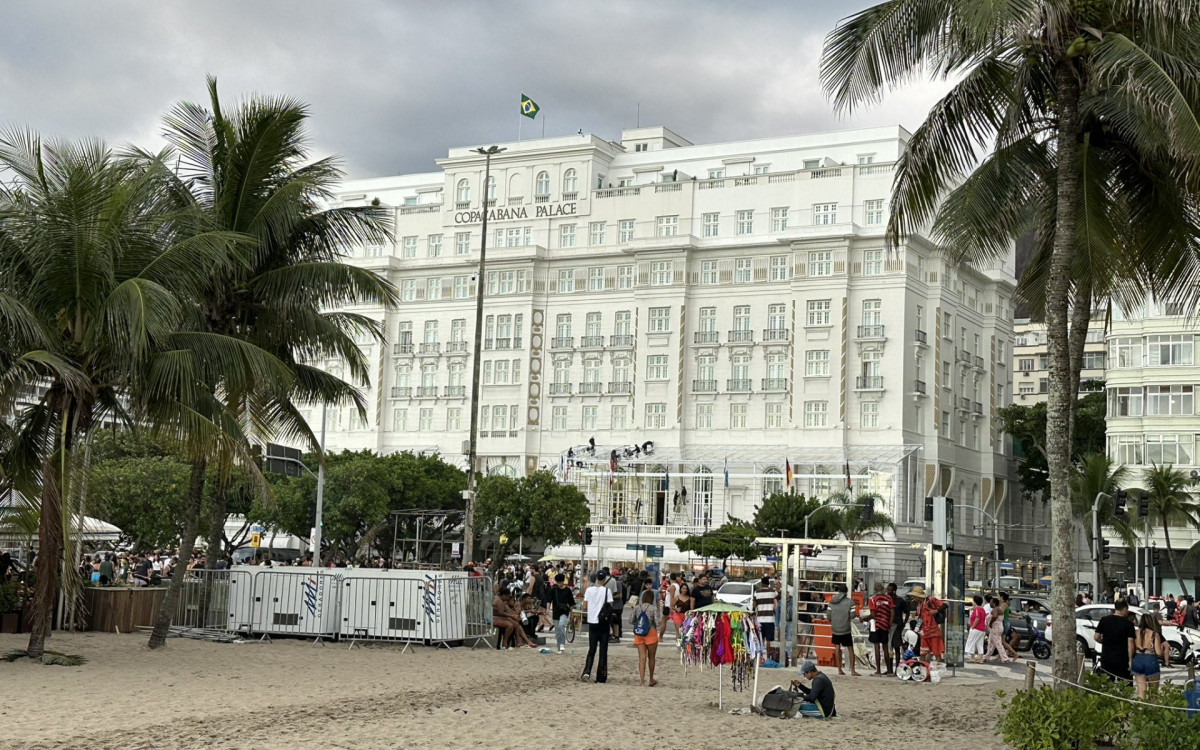 Fãs aguardam para o show em frente ao Copacabana Palace