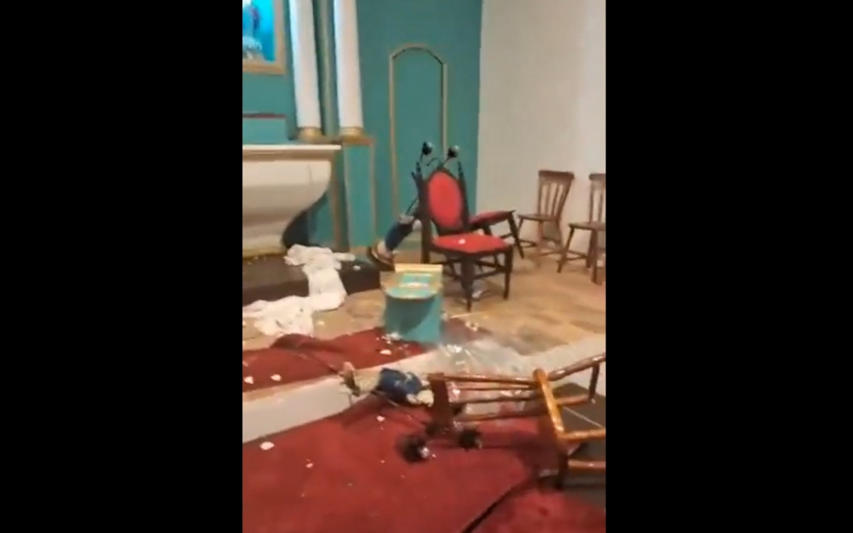 Capela teve imagens sagradas destru&iacute;das e diversas estruturas derrubadas