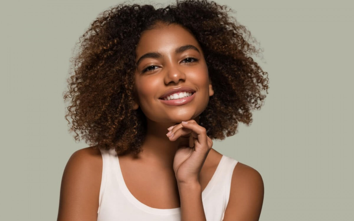 A maquiagem natural real&ccedil;a os tra&ccedil;os do rosto (Imagem: Irina Bg | Shutterstock)