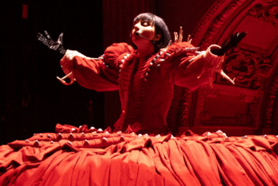 Fotos: Lady Gaga surge pela primeira vez e enlouquece os fãs em Copacabana