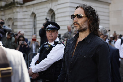 Ator britânico Russell Brand deverá comparecer a tribunal penal por acusações de estupro