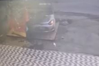 Motorista colide em quiosque de chaveiro e deixa prejuízo: 'Vamos começar do zero'