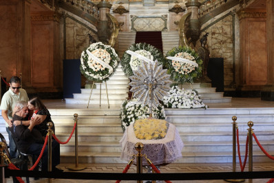 Familiares e amigos se despedem de Nana Caymmi