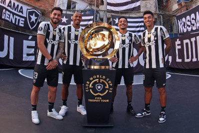Com jogadores, Botafogo leva taça do Mundial para comunidade do Rio
