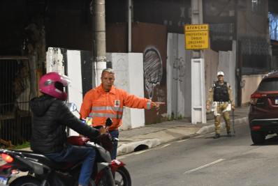 Niterói faz blitz contra motos barulhentas em Icaraí