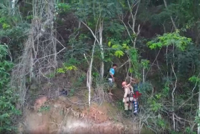 Vídeo: bombeiros resgatam motociclista e passageira após queda em ribanceira