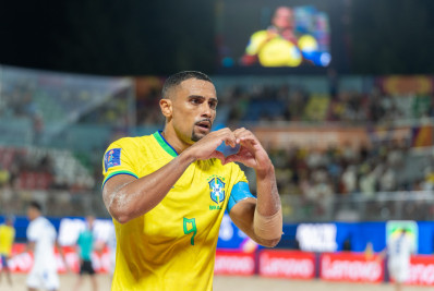 Brasil estreia com vitória na Copa do Mundo de futebol de areia