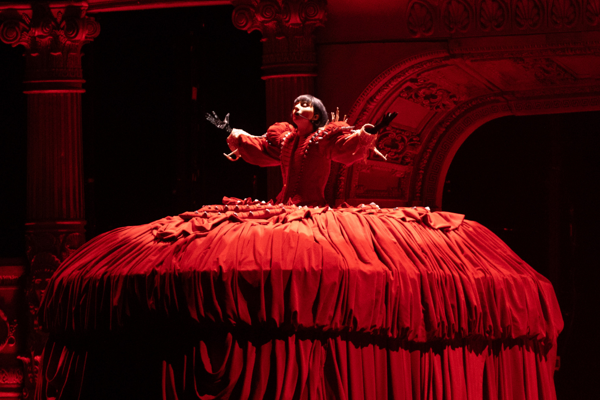 Lady Gaga usou um modelito vermelho em determinado ponto do ensaio para o del&iacute;rio dos f&atilde;s - Brazil News