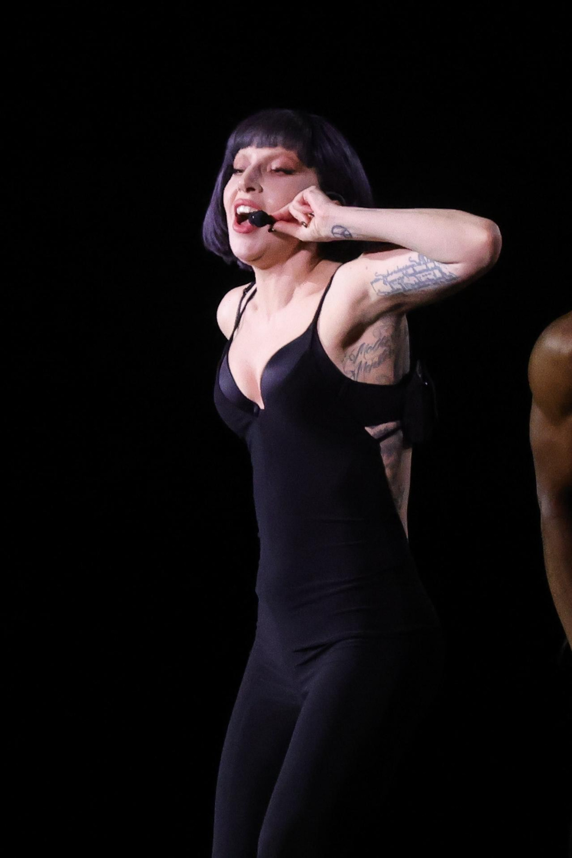 Na sequ&ecirc;ncia, Lady Gaga cantou 'Vanish' e foi acompanhada pela multid&atilde;o na Praia de Copacabana - Manuela Scarpa/Brazilnews