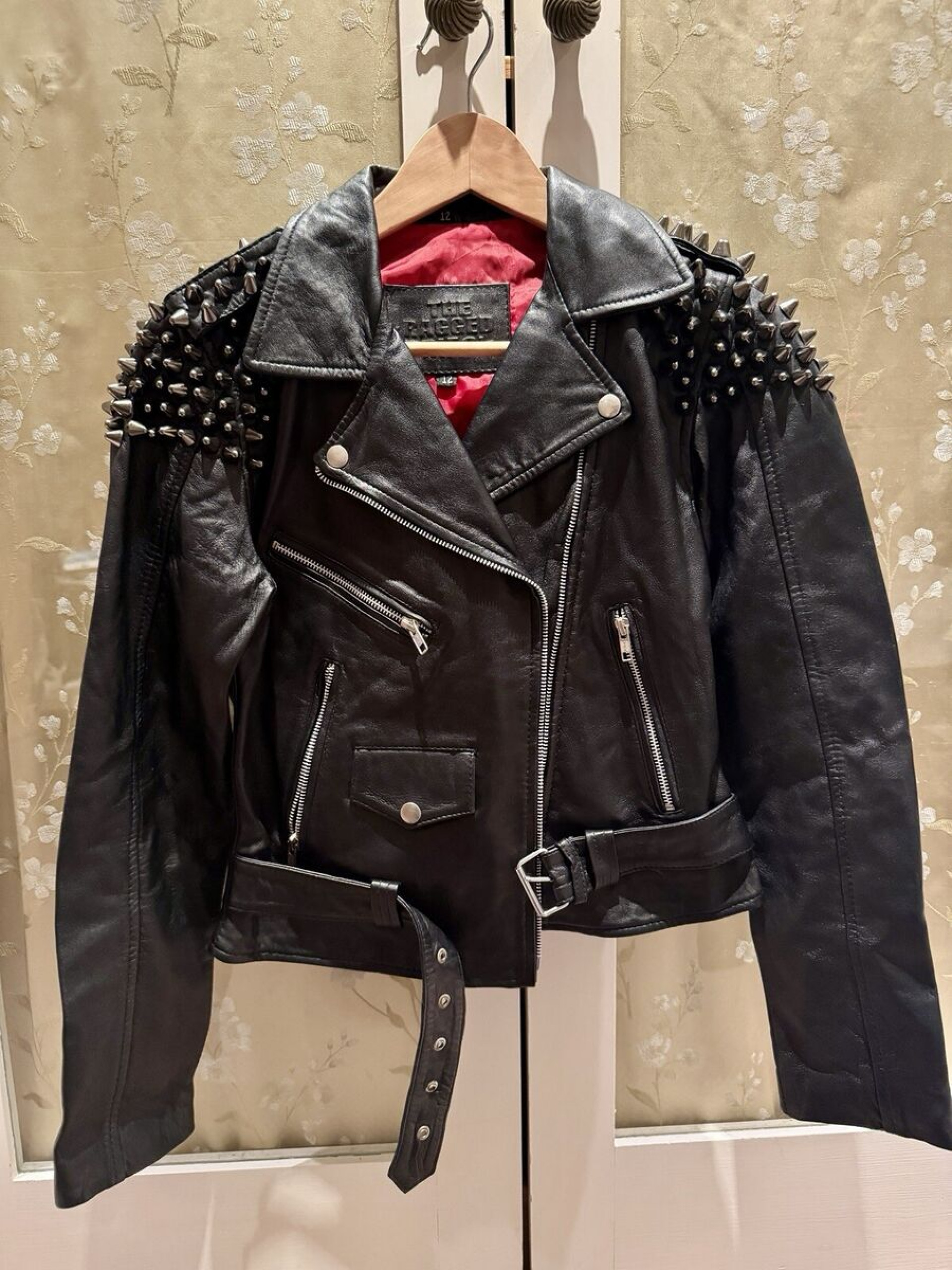 Jaquetas oversized s&atilde;o um look tend&ecirc;ncia para os "little monsters" usarem - Reprodu&ccedil;&atilde;o/internet