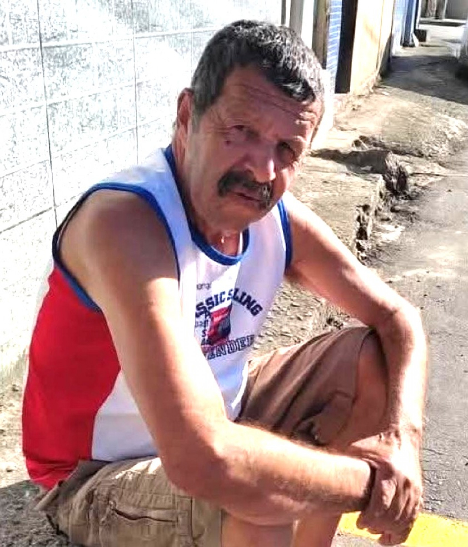 Eduardo Leite, de 71 anos, foi visto, pela última vez, caminhando pelas ruas do bairro Independência, usando camisa branca e bermuda marrom