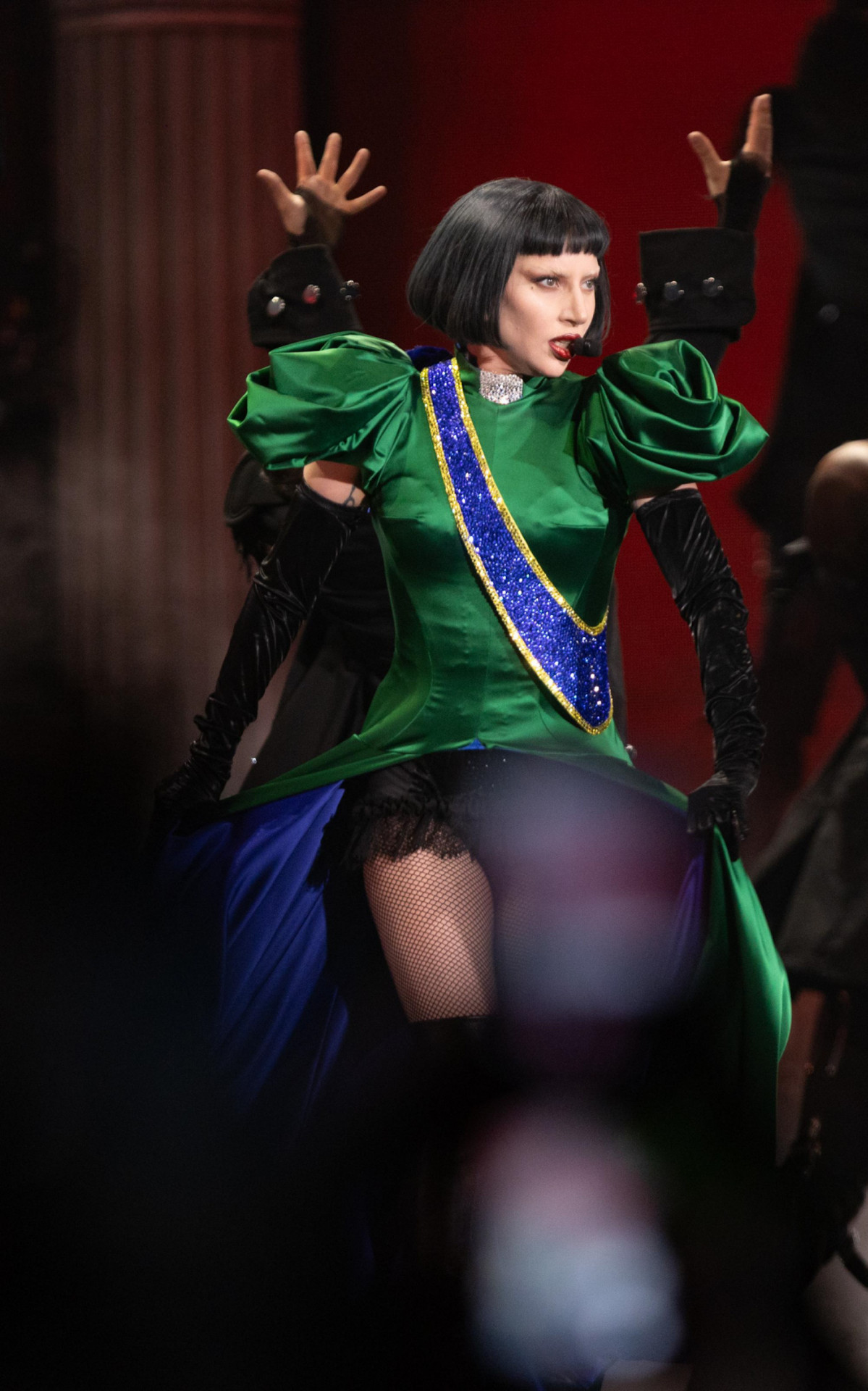 Lady Gaga usou um vestido com as cores do Brasil para interpretar a música \'Abracadabra\'