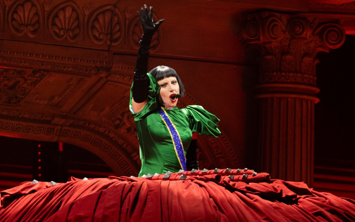 Lady Gaga usou um vestido com as cores do Brasil para interpretar a música \'Abracadabra\'