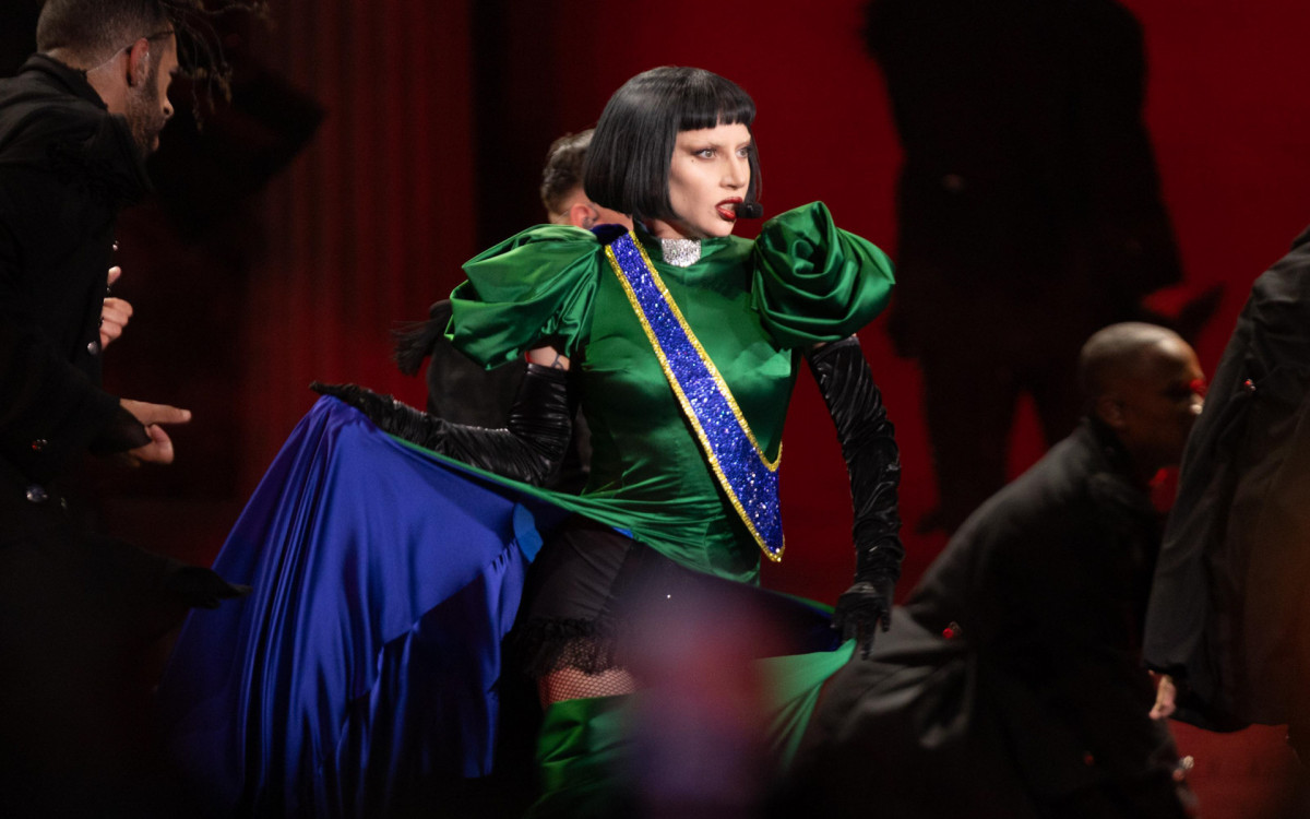 Lady Gaga usou um vestido com as cores do Brasil para interpretar a m&uacute;sica \'Abracadabra\'