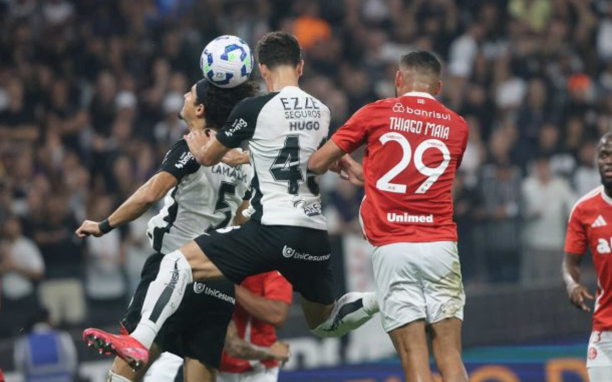 Corinthians castiga o Internacional em jogo repleto de pol&ecirc;mica com VAR na Neo Qu&iacute;mica