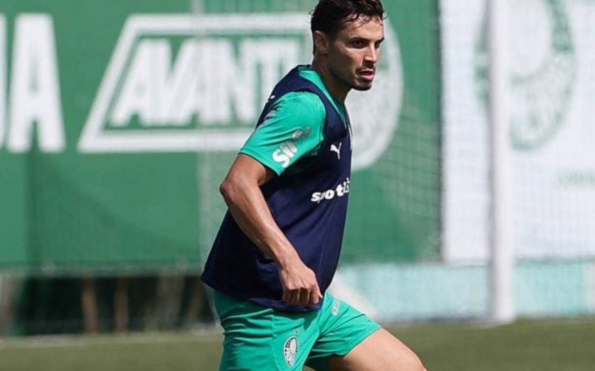 Raphael Veiga treina e volta a ser op&ccedil;&atilde;o no Palmeiras; equipe deve ter mudan&ccedil;as
