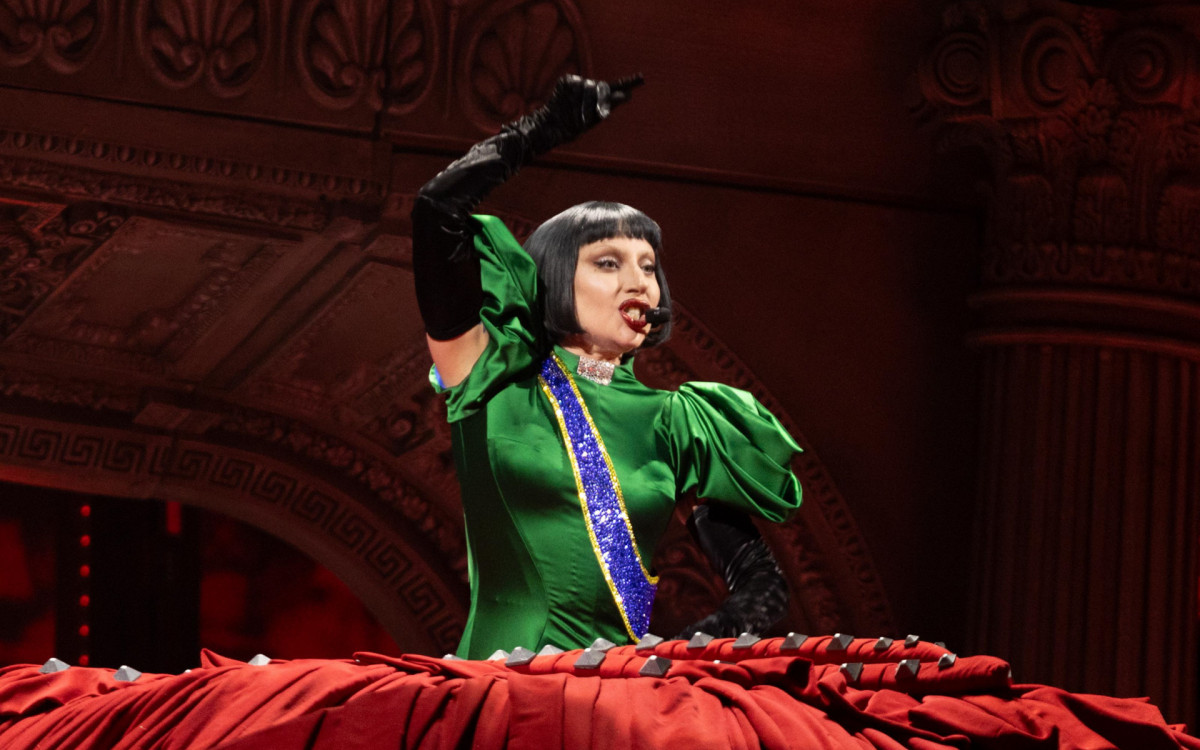 Lady Gaga usou um vestido com as cores do Brasil para interpretar a música \'Abracadabra\'